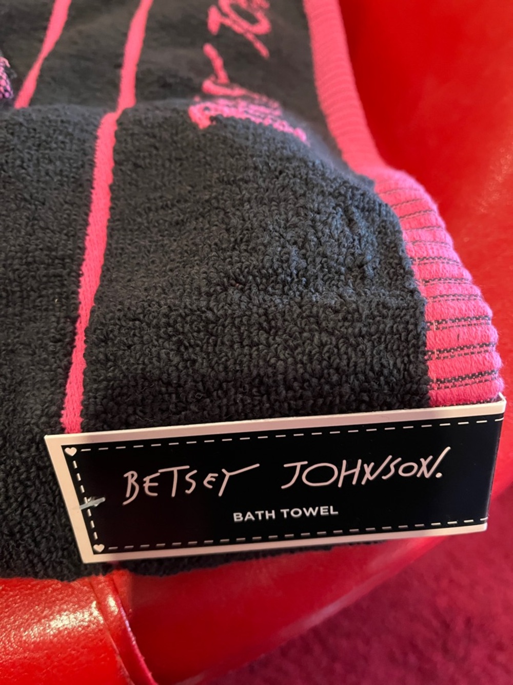 Betsey Johnson Black and Hot Pink Heart Bath Towel Set - Picture 2 of 3